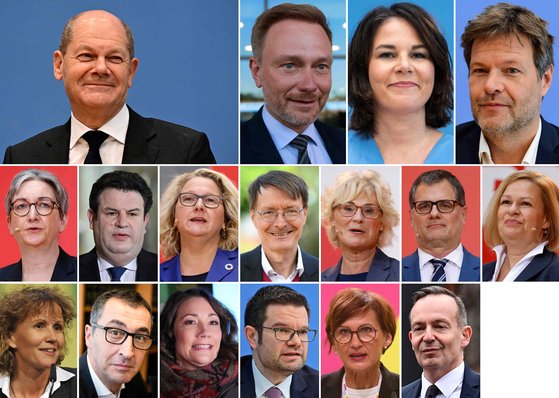 올라프 숄츠 독일 차기 총리(왼쪽 맨 위)가 6일 발표한 내각 명단. [AFP=연합뉴스]