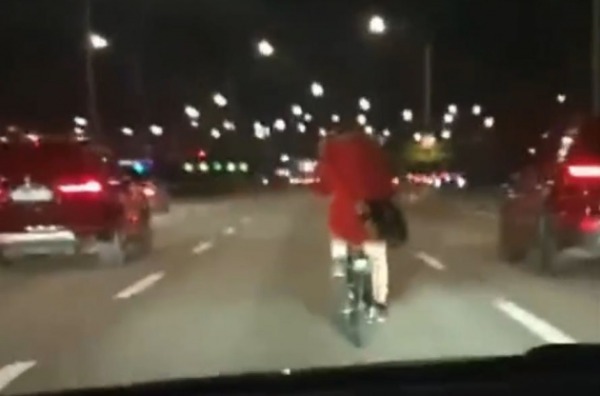 6일 보배드림 인스타그램에 게재된 제보 영상에 강변북로에서 자동차 사이를 내달리는 자전거의 모습이 담겼다. /사진=보배드림 인스타그램 영상 캡처
