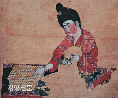 8세기 중반에 조성된 투르판  아스타나 187호묘에 그려져있는 ‘바둑두는 여성 그림(위기사녀도·圍棋仕女圖)’.  여성들도 바둑을 두었다는 실증 자료이다.
