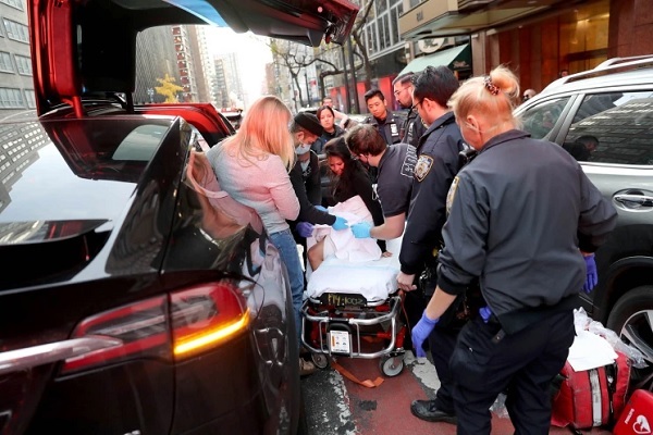 6일(현지시간) 뉴욕 시내 교통 체증으로 인해 차량에서 출산한 여성./ 사진 = 뉴욕포스트