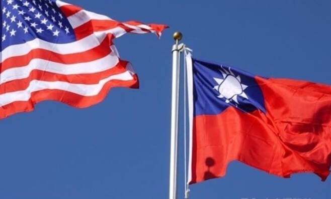 [서울=뉴시스]미국과 대만 국기. 사진은 CNA 캡처 2021.11.21.
