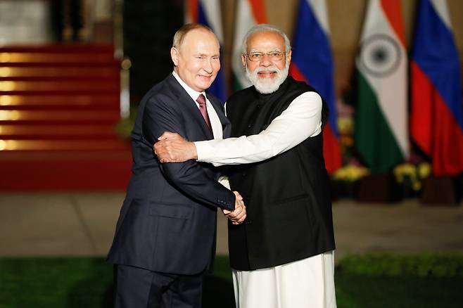 푸틴 러시아 대통령과 모디 인도 총리가 6일(현지시간) 인도 뉴델리 하이드라바드 하우스에서 회담에 앞서 악수하고 있다. [로이터 연합]