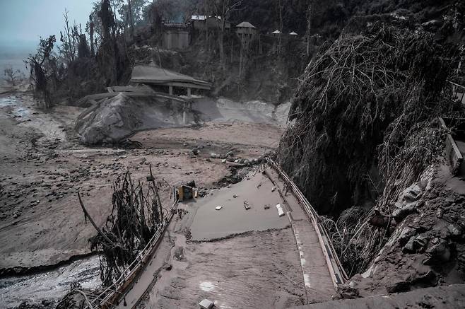 스메루 화산의 분화 활동으로 유실된 도로의 모습을 지난 5일 촬영한 것.(사진=AFP 연합뉴스)