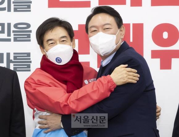 윤석열 국민의힘 대선 후보가 7일 오후 국회에서 국민의힘에 입당한 이용호 의원과 입당식을 마친 뒤 포옹하고 있다. 2021. 12. 7 정연호 기자 tpgod@seoul.co.kr