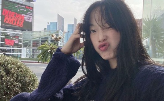 Actor Lee Yoo-Mi has been telling the recent news with fresh visuals.On the 7th, Lee Yoo-Mi posted a picture on his instagram with the phrase Bush.Lee Yoo-Mi in the photo shows a selfie wearing a navy knit. She gave her fans a good look with a shabby hairstyle and a close face.Above all, Lee Yoo-Mis lovely wink made fans feel heartbreaking.Meanwhile Lee Yoo-Mi appeared on Netflixs squid game.