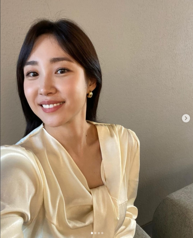 The broadcaster Choi Hee reported on the latest.Choi said to his instagram on the 8th, I have time to self-time! (I have been taking self-study for a long time) I went to look at it and then broadcast it again.However, it is good to see the blessing in the middle and posted several photos.In the open photo, Choi is proud of her innocent beauty with a selfie.On the other hand, Choi married a non-entertainment businessman in April last year and has a daughter.Photo: Choi Hee SNS