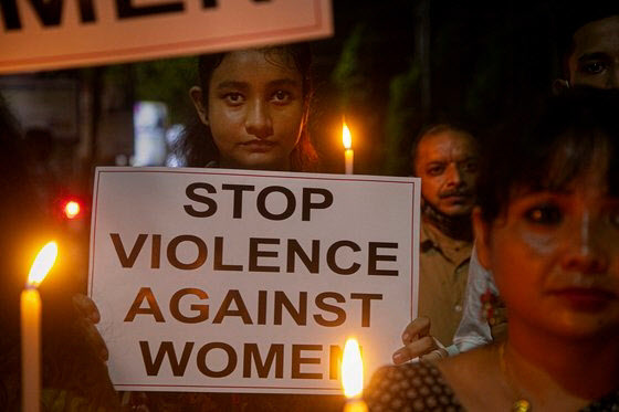 지난해 10월 인도의 한 여성이 여성 대상 폭력에 반대하는 플래카드를 들고 있다. (AP=연합뉴스)