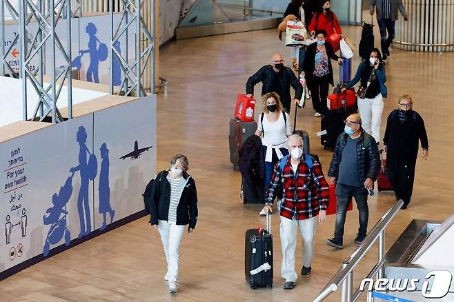 이스라일 벤구리온 국제공항에서 1일 마스크를 쓴 입국자들이 이동하고 있다. © AFP=뉴스1