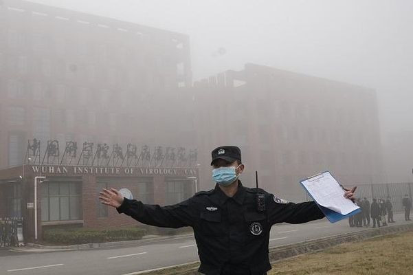 중국 우한바이러스 연구소 앞을 가로막고 있는 보안요원. /AP 연합뉴스