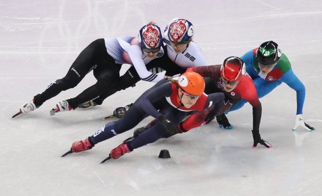 최민정(왼쪽)이 2018년 2월 22일 강릉에서 열린 2018 평창 겨울올림픽 쇼트트랙 여자 1000m 결선에서 심석희(오른쪽)와 충돌해 넘어지고 있다. 뉴스1