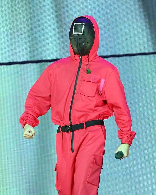 Group BTS V and RM (Alm) delighted fans with active Insta communication.On Saturday, V posted a photo on his Instagram account, where he can be seen dressed as a member of the Netflix original Squid Game.A picture of Garrincha attracts attention with a pink jumpsuit and square-class mask.Especially, the second photo shows off the variable, reveals a handsome face, and Vs eyes looking at the audience are enough to lead the fans cheers.V also added squid emoticons to the fan service.Member RM also responded to Vs photo post, saying in a comment that he told V: Show your handssome face.Its a cute (?) request to show your handsome face, not mask it.The post received more than 64,000 likes, and RMs comments also led to more than 450,000 responses, making BTS feel dignified.Meanwhile, BTS has completed its official schedule this year after the 2021 Jingle Ball Tour with LA Concert and is on its second official long-term vacation after 2019.Members started their own personal account Instagram for the first time since DeV.iMBC  Photo V Instagram Capture
