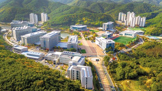UNIST는 부산·울산·경남 권역 대학 중 지역사회 발전 기여대학 1위에 올랐다. 특성화 우수 대학 순위는 전국 3위다.