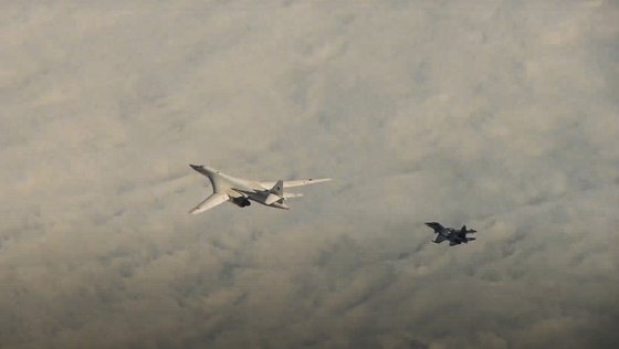 러시아의 Tu-160 장거리 전략폭격기(왼쪽)이 11월 11일 벨라루스 상공을 비행하고 있다. AP=연합뉴스