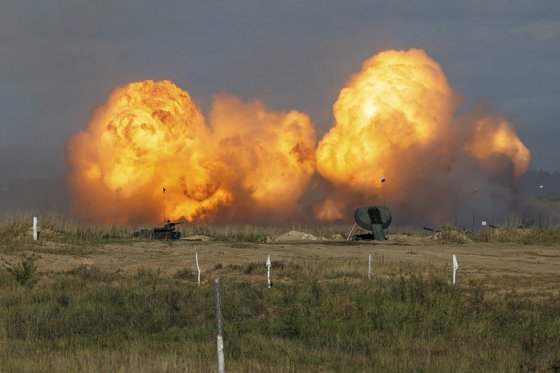 러시아군과 발라루스군이 지난 9월 11일 러시아의 니즈니 노브고로드 지역에서 양국 연합군사훈련인 자파드 2021을 진행하고 있다. AP=연합뉴스