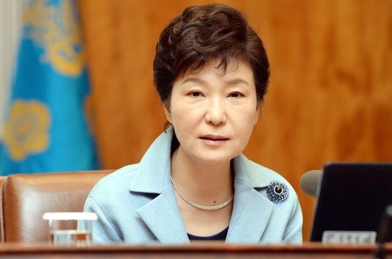 2015년 4월 6일 박근혜 당시 대통령이 청와대에서 열린 대통령 주재 수석비서관회의에서 공무원연금 개혁에 관해 발언하고 있는 모습. 중앙포토