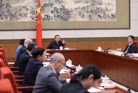 지난 11월 18일 리커창 중국 총리가 경제 상황 전문가 및 기업가 좌담회를 소집해, 경제 상황을 분석하고 내년도 경제 운용에 대한 의견을 청취하고 있다. [사진=신화사]