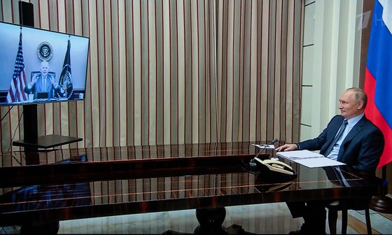 블라디미르 푸틴 러시아 대통령이 러시아 소치의 대통령궁에서 조 바이든 미국 대통령과 화상 정상회담을 하고 있다. 연합뉴스