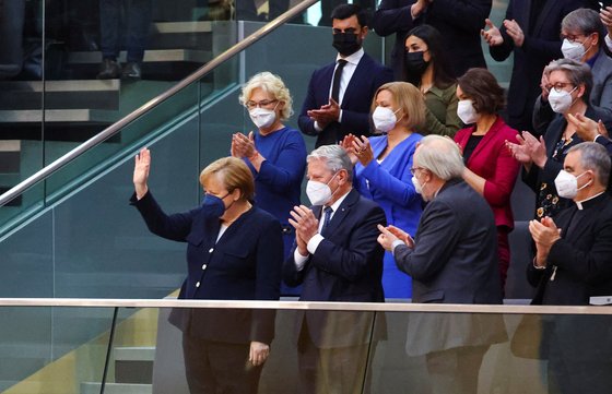 퇴임하는 앙겔라 메르켈 총리가 회의장의 방문자석에 등장하자 모두가 그에게 박수를 보냈다. 연합뉴스
