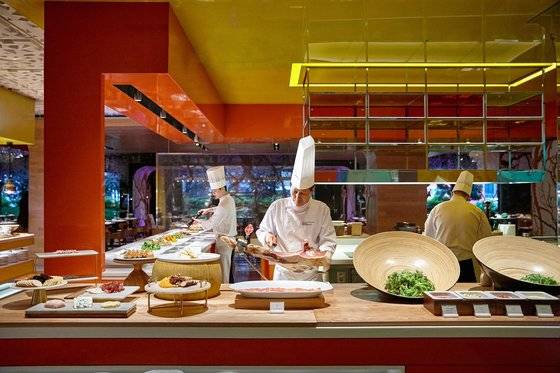 서울 소공동 롯데호텔의 뷔페 레스토랑 '라세느' 모습. 성인 1인에 15만원 안팎의 비싼 가격에도 불구하고 연말과 내년 1월 예약이 거의 찬 상태다. 사진 롯데호텔