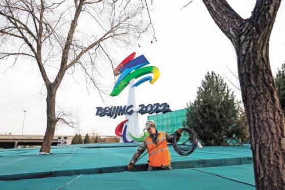 8일 중국 베이징에서 한 노동자가 동계올림픽 상징물 아래에서 작업을 하고 있다. 로이토=연합뉴스