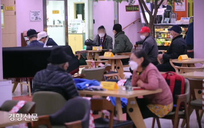 지난 3일 서울의 한 노인취업지원센터에 어르신들이 모여 담소를 나누고 있다. 권도현 기자