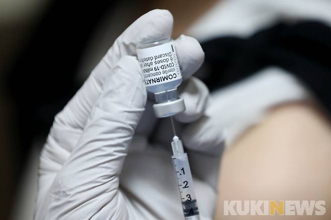  서울 관악구의 한 병원관계자가 백신 접종을 준비하고 있다.   사진공동취재단