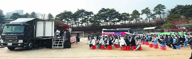 충북 진천여자중학교에서 지난달 19일 열린 'The Wing-날개' 콘서트에서 학생과 교사 500여 명이 오케스트라 '함신익과 심포니 송'이 연주하는 '나바라의 여인'을 감상하고 있다. 전병민 교장은 "문화예술을 접할 기회가 드문 지방에서 클래식 공연은 가뭄의 단비 같은 존재입니다"라며 감사함을 표했다.