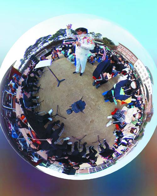 오케스트라 함신익과 심포니 송이 'The Wing-날개' 콘서트에서 진천여자중학교 관현악단과 합주하고 있다.