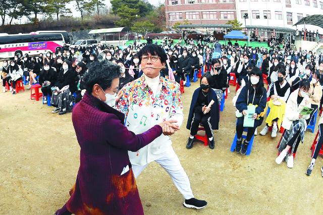 함신익 지휘자가 리베르 탱고 연주에 맞춰 교사, 학생들과 탱고를 추고 있다. 앉아서 얌전히 듣는 클래식의 고정관념에서 벗어나 다양한 전달 방식을 선보이고 있다.