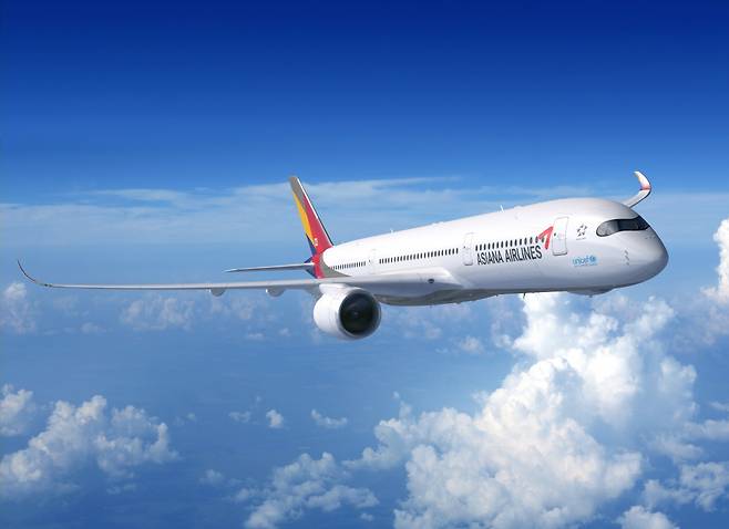 아시아나항공이 글로벌 여행전문지가 선정한 최고의 ‘기내서비스·승무원상’을 수상했다. /사진=아시아나항공