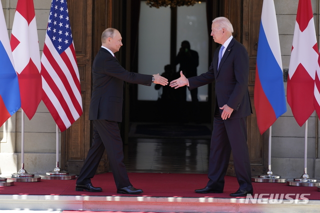 [제네바=AP/뉴시스]조 바이든 미국 대통령(오른쪽)과 블라디미르 푸틴 러시아 대통령이 지난 6월16일(현지시간) 정상 회담이 열리는 스위스 제네바의 '빌라 라 그랑주'에 도착해 악수하고 있다. 2021.12.08.