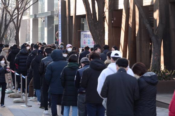 신종 코로나바이러스 감염증(코로나19) 신규 확진자가 7175명 발생한 8일 오전 서울 송파구보건소에 마련된 선별진료소를 찾은 시민들이 검체검사를 받기 위해 줄을 서 있다. 2021.12.8 안주영전문기자jya@seoul.co.kr