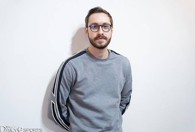 본인 만의 포즈가 있는지 묻자 뒷짐을 지면서 사진을 찍는 '비역슨' 쇠렌 비에르그.