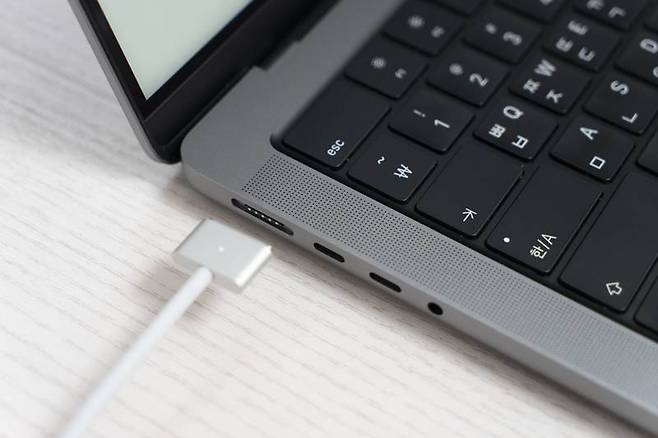 다시 추가된 맥세이프 3, 자석으로 단자를 부착한다. 출처=IT동아