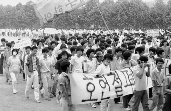 1987년 6월 23일 연세대 학생들이 호헌철폐 등을 요구하며 시위를 벌이고 있다. [중앙포토]