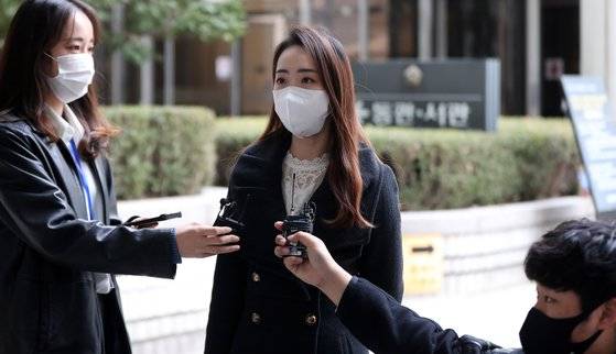 코로나 확진으로 교사 임용시험을 치르지 못한 수험생 측 현지원 변호사가 9일 오전 서울 서초구 서울중앙지방법원에서 '코로나 확진자 임용고시 박탈'과 관련한 대한민국 상대 손해배상 소송 승소후 취재진의 질문에 답변하고 있다. 뉴시스