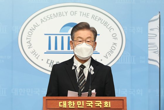 이재명 더불어민주당 대선 후보가 9일 오후 국회 소통관에서 감염병 대응 정책 관련 긴급 기자회견을 하고 있다. 연합뉴스