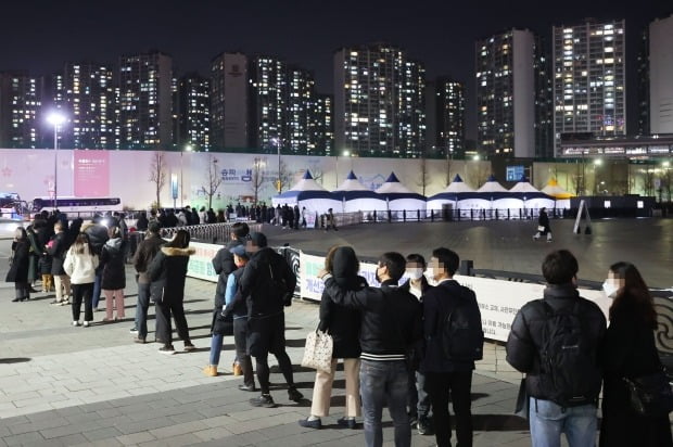 서울 송파구 올림픽 공원에 설치된 임시선별진료소를 찾은 시민들이 검사를 받기 위해 줄을 서 있다. /사진=연합뉴스