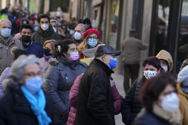 지난 2일(현지시간) 스페인 마드리드에서 코로나19 감염 예방을 위해 마스크를 쓴 시민들이 크리스마스 복권을 사기 위해 줄을 서고 있다. AP뉴시스