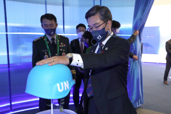 서욱 국방부장관이 8일 오후 서울 동대문디자인플라자(DDP)에서 열린 서울 유엔 평화유지 장관회의 계기 대국민 특별전시회를 방문해 UN PKO관 내에 설치된 ‘블루헬멧’ 전시물을 살펴보고 있다. 국방일보 제공