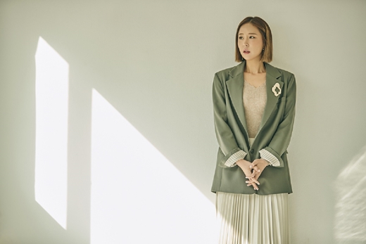 Singer Shin Ji decorates the end of the year with balladsShin Ji releases a new song Tearing through various music sites at 6 pm on 9th day.The solo song, Im Torn, which will be released in about three months after the single Im To You released in August, is a new song featuring the true scenes of Shin Jis ballad.This song is Suh Jung and the melody line that reminds me of old sensibility is impressive. It is completed with sad ballad that stimulates winter sensibility by adding the voice of the best vocal Shin Ji in Korea.Voice, Suh Jung, who calmly solves his situation, is expected to catch the listeners ears by changing the melody that starts with the chorus and is appealingly rising.The song torn is a coined word that means that the heart is torn apart, and it contains the emotion of the sad and sad ballad in one word.KZ, Jung Su-min, D-DAY, and Noise_bo2, who are active in various songs, including the farewell star of Shin Jis group Koyote, participated in the lyrics and compositions to enhance their perfection.Shin Ji, who celebrated his 23rd anniversary, was active as a solo singer this year by releasing ALWAYS (2021) and Me to You.In addition, he showed a unique presence as a vocalist of Koyote by presenting Seabird and Pyojeong, especially in Pyojeong, which he co-produced and revealed his musical ability.Expectations are high on what kind of song Shin Ji, who has been active recently, will be performing this years new song, Memory Ripping.Shin Ji made his debut as Koyote in 1998 and was loved by the public with his exciting and cheerful Korean dance music.He has created many hits such as Sungjung, Meeting, Emergency, Fact, Blue, and Silence.Recently, we have been communicating with fans by releasing various contents with Koyote members through YouTube channel Koyote Vision.