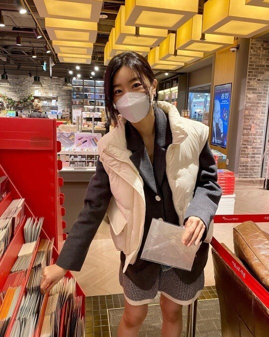 Sojin said on the 9th, I do not need too much to say, but I find a cute card even if I put it on the side of the table.I can not come home and posted a picture.In the photo, Sojin is picking a card at a stationery store. The netizens who saw it commented, I love you and I am so cute.Sojin made his debut in 2010 with the girl group Girls Day; he appeared in the movie George Mansion, which was released in June.