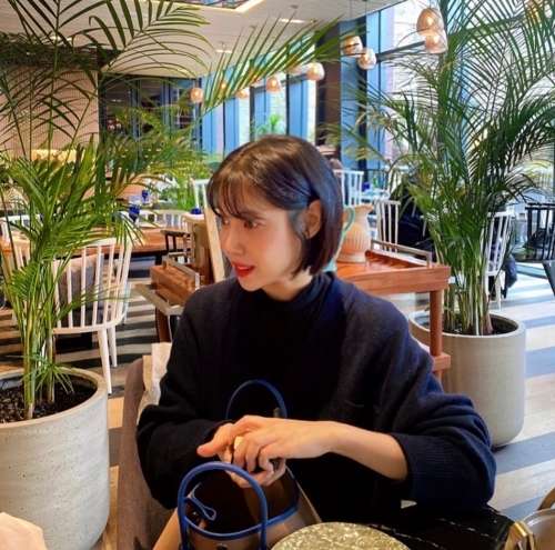 Singer Bae Da Hae showed off her more watery beauty after her marriage.Bae Da Hae posted a picture on the personal Instagram story on the 9th with an article called Sukkuk.In the open photo, Bae Da Hae is a picture of a relaxed life in a cafe.Bae Da Hae is a hairstyle transformation with a single hair and boasts beauty while looking younger with bangs.Fans who have seen Bae Da Hae, who boasts a beautiful beauty after marriage, are responding to I think I am happy newly, I am really more beautiful, I am lovely in my face.Meanwhile, Bae Da Hae posted Peppertones Lee Jang-won and Wedding ceremony on November 15.Bae Da Hae SNS