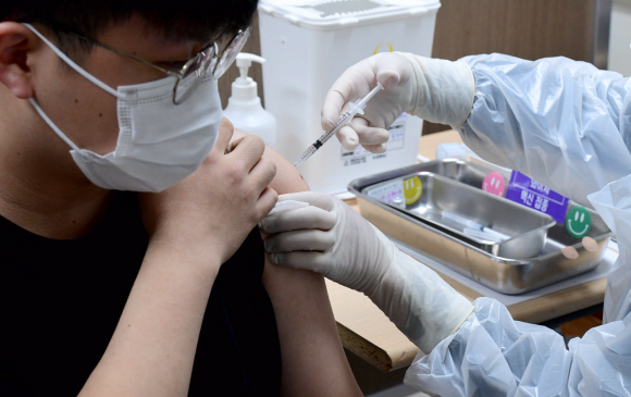 소아·청소년엔 화이자 접종  - 서울 양천구 홍익병원에서 한 학생이 코로나19 백신 접종을 하고 있다. 사진공동취재단