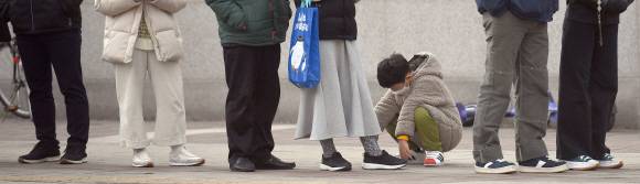 - 코로나19 확진자가 7102명 발생한 9일 서울 서강대역 앞에 마련된 선별진료소를 찾은 어린이가 기다림에 지쳐 자리에 주저앉아 있다. 2021.12.9 박지환기자 popocar@seoul.co.kr