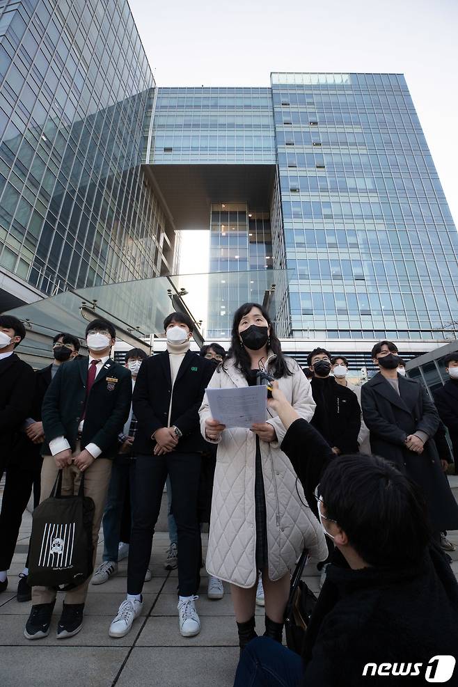 김정선 일원법률사무소 변호사가 8일 오후 서울 서초구 서울행정법원에서 열린 2022학년도 대학수학능력시험 과학탐구영역 생명과학Ⅱ 출제오류 관련 집행정지 신청 심문을 마친 후 입장을 말하고 있다. 2021.12.8/뉴스1 © News1 이재명 기자