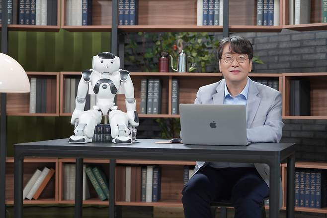 연구실 인터뷰 중 기념촬영을 진행한 곽노준 서울대 교수.