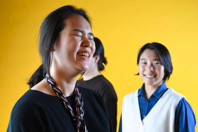 윤다미(맨 왼쪽)ㆍ김지예(가운데)ㆍ이수연씨는 인터뷰 내내 유쾌했다. 이들은 “엄마 성을 물려줄 수 있는 권리 모임을 하면서 생각이 같거나 비슷한 어려움을 겪는 여성들을 만나 큰 위로와 지지를 받는다”고 말했다. 특히 윤씨는 “지예ㆍ수연님이 길을 열어 줬다”며 고마워했다. 한지은 인턴기자