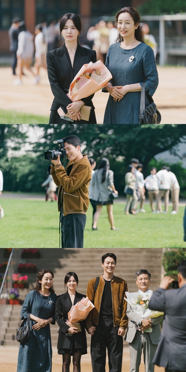 Now, Im breaking up Actor Jang Ki-yong meets with the Song Hye-kyo family in the play.SBSs Golden Earth Drama Now, Were Breaking Up (playplayplay by Jane/director Lee Gil-bok/hereinafter, Ji He-jung) has recently turned a turning point.The viewers who have followed the Feeling Line of Song Hye-kyo and Jang Ki-yong are watching with a heartfelt desire that the two can make a happy love like ordinary lovers who have a normal love affair.But there are not easy trials in front of them.Ha-yeong has a fiancee of her ex-lover Yoon Soo-wan (Shin Dong-wook), Shin Yoo-jung (Yoon Jung-hee), who died 10 years ago, and Mother Min (Cha Hwa-yeon), who was born by Yoon Soo-wan and raised Yoon Jae-guk with heart.Yoon Jae-guk, who cannot condone Shin Yu-jeongs provocation, informed Ada Lovelace of the existence of Ha-yeong.In the eighth ending, Min Ada Lovelace asked Ha-yeong to meet.Meanwhile, on December 10, the production team of Jihejung unveiled Ha-yeong and Yoon Jae-guk, who are smiling brightly ahead of the 9th broadcast.Especially, Ha-yeongs parents are also more eye-catching.In the photo, Ha-yeong appears to have attended the retirement ceremony of his father Ha Taek-soo (Choi Hong-il) with his mother Kang Jeong-ja (Nam Ki-ae).Yoon Jae-kook has a happy moment of family in the camera. In the last photo, Yoon Jae-kook takes Ha-yeong and Ha-yeong takes commemorative photos with his parents.Ha-yeong and Yoon Jae-kooks grasped hands, Yoon Jae-kooks awkward smile, and the appearance of four people naturally blended like a family.In the 9th episode that is broadcasted today, the story of Ha-yeong and Yoon Jae-kook, who do not take their hearts toward each other even in difficult situations, is drawn.Song Hye-kyo and Jang Ki-yong both actors portrayed the feeling and the sensibility of the characters with unexaggerated acting and delicate expressions.Ha-yeong, who dreams of something special, so more precious love, asks for much interest and support from Yoon Jae-kook. 