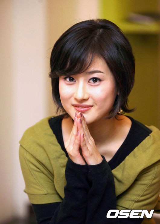 She was expected to be a genius child actor, but she became a star in the sky without fulfilling her dreams. Actress Lee Jung-hoo, who was born in 1984, died five years ago today.Lee Jung-hoo, who made his debut in the MBC drama What Do Women Live for in 1990, appeared in the movie Whistle Girl, drama KBS Little Prince, KBS Taejo Wanggun, SBS Jang Hee Bin and KBS Goodbye Solo .I was born in Chung-Ang Universitys Department of Theater, and I received expectations with a doll-like visual in my acting ability.In particular, he captured those who saw it as a presence that stands out in historical dramas such as West Palace, Jang Hee Bin, Taejo Wanggun and Gwanggaeto the Great.KBS Drama City - Sieun & Suha, which was broadcast in November 2005, received favorable reviews for its shaved tug-of-war for the role of a child cancer speaker.However, in 2013, he stopped his entertainment activities at the same time as his marriage, and he was known to have survived stomach cancer.Eventually, on December 13, 2016, he shocked fans with the news of his sudden death. The fans futility, known after his death on October 10 and his departure on December 12, was even greater.Lee Jung-hoo, 32, left his beloved at a young age, but still many remember his name and his performance.The child star, who had beautiful tears and smiles, and the acting actor who had a long way ahead, remembers him for five years, although Lee Jung-hoo is not in the world.DB